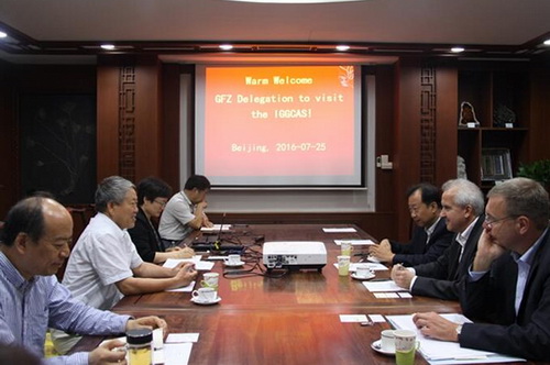 Professor H&uuml;ttl visits IGGCAS